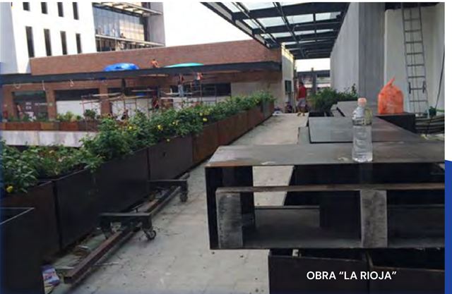 Mobiliario y estructura metálica en Urban Center La Rioja