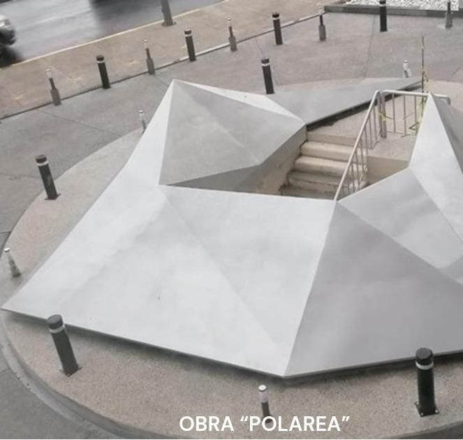 Estructura metálica de pérgola en obra del desarrollo Polarea, Ciudad de México
