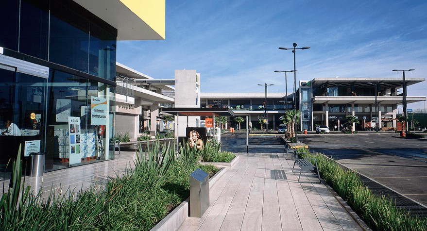 Plaza comercial al aire libre en Urban Center Jurica