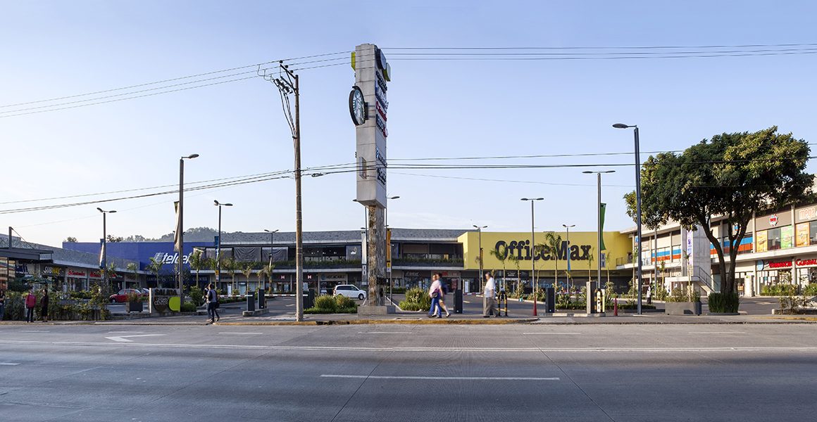 Fachada de tienda ancla en el centro comercial Urban Center Xalapa