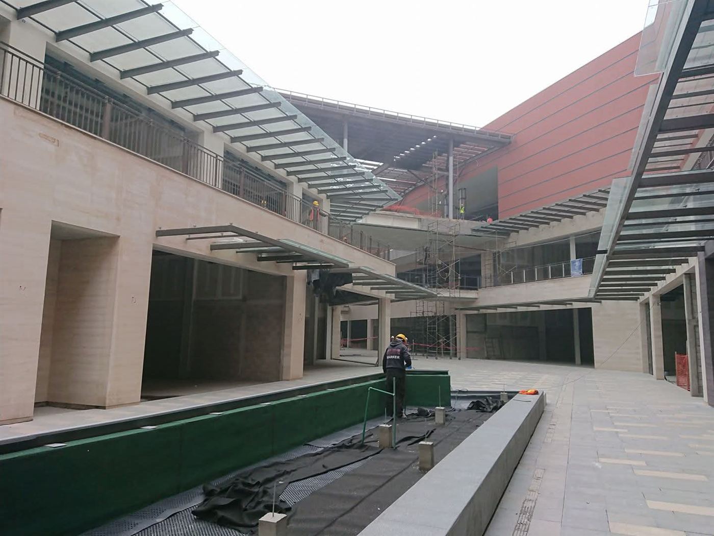 Patio central de Town Square Metepec con acabados metálicos