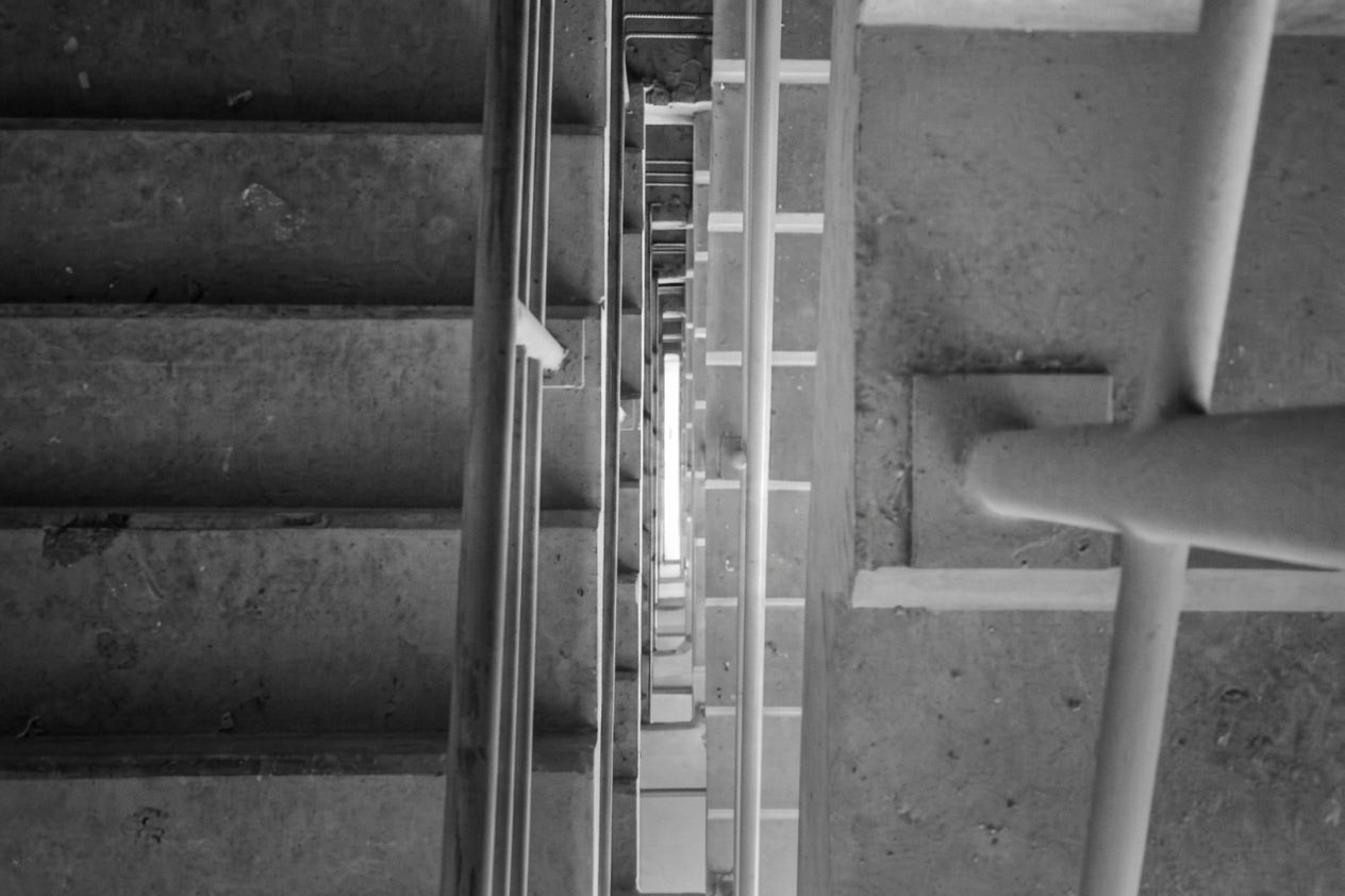 Vista en perspectiva de losas y vigas de una estructura en construcción, en escala de grises