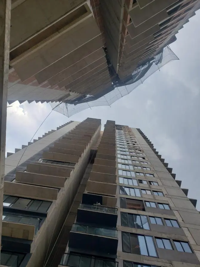 Vista inferior del vano entre las dos torres, con red de protección
